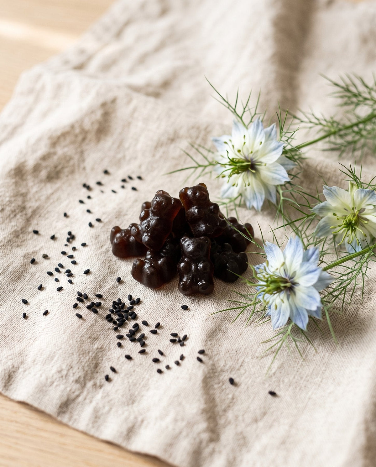 Gummies à l'huile de nigelle, graines et fleurs de nigelle